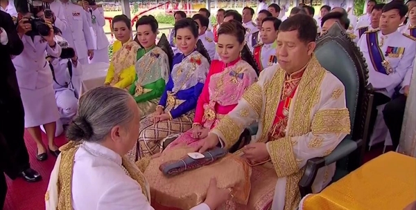 พระราชพิธีพืชมงคลจรดพระนังคัลแรกนาขวัญ ลุ้นคำเสี่ยงทายพระโค 2558  