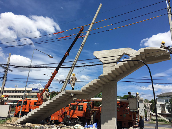 สะพานลอยคร่อมเสาไฟฟ้า