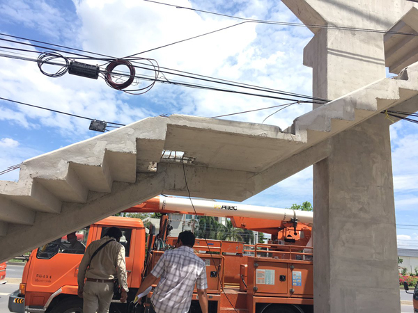 สะพานลอยคร่อมเสาไฟฟ้า