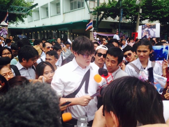 นักศึกษาชุมนุมหน้าหอศิลป์ อ่านแถลงการณ์ ยันไม่มอบตัว เล็งฟ้องกลับ