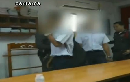 พ่อยกพวกนับสิบ รุมสกรัมคู่อริลูกหน้าเสาธง