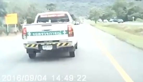 ขับรถปาด