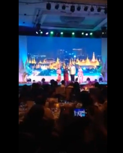 ประยุทธ์ คว้าไมค์ โชว์ร้องเพลงขอใจเธอแลกเบอร์โทร