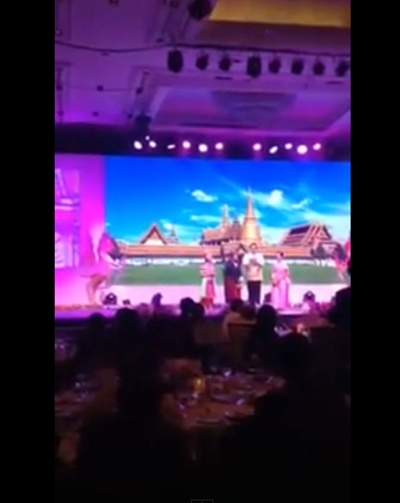 ประยุทธ์ คว้าไมค์ โชว์ร้องเพลงขอใจเธอแลกเบอร์โทร