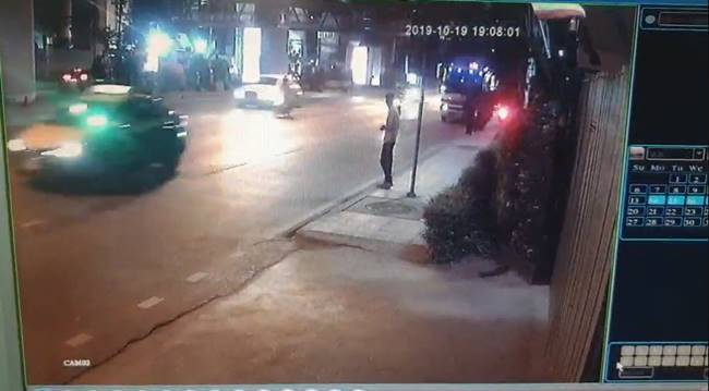 กระโดดให้รถชน