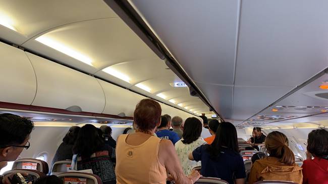 งัดประตูฉุกเฉิน เครื่องบิน