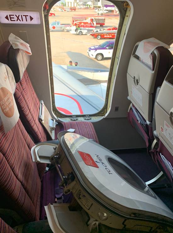 งัดประตูฉุกเฉิน เครื่องบิน