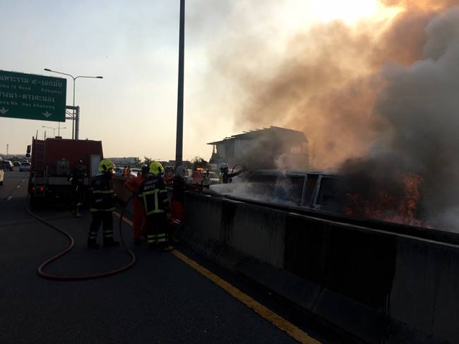 รถตู้ไฟไหม้