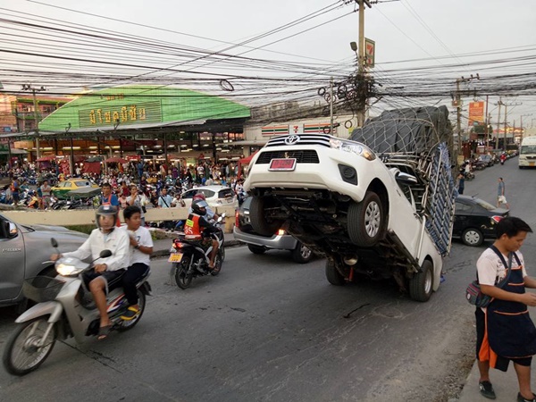 กระบะบรรทุกน้ำหนักเกินขึ้นสะพาน