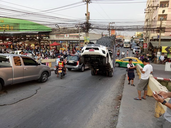 กระบะบรรทุกน้ำหนักเกินขึ้นสะพาน