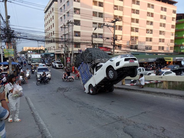 กระบะบรรทุกน้ำหนักเกินขึ้นสะพาน