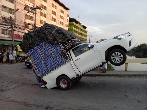 กระบะบรรทุกน้ำหนักเกินขึ้นสะพาน