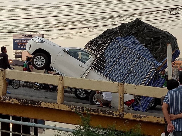 กระบะบรรทุกน้ำหนักเกินขึ้นสะพาน