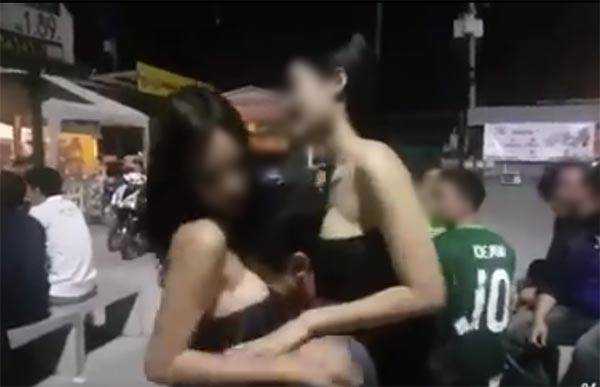 คลิป 2 สาวนัวเนียหนุ่ม ใช้อกบี้หน้าบี้หลัง