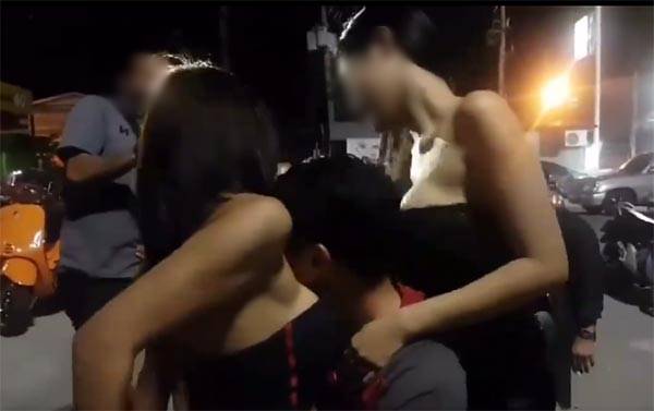 คลิป 2 สาวนัวเนียหนุ่ม ใช้อกบี้หน้าบี้หลัง