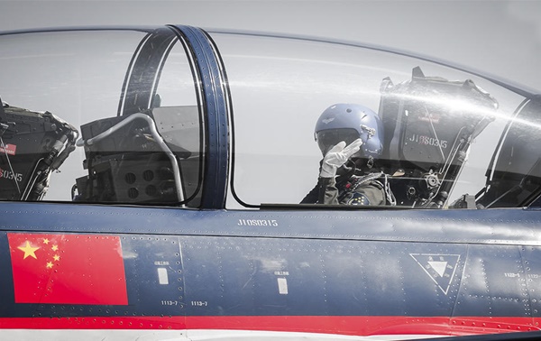 กบินขับไล่ J-10 หญิงคนแรกของจีน เกิดอุบัติเหตุเสียชีวิต