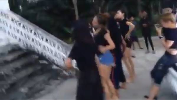  คลิป 4 สาว เรียงหน้าเต้นร่อนหน้าเมรุ