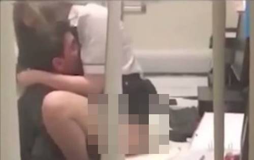 หนุ่ม-สาวแอบเล่นสยิวในห้องทำงาน