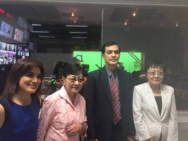 2 ป้าทุบรถ