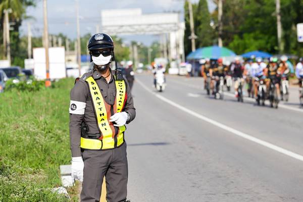 ตำรวจใส่แว่นดำ