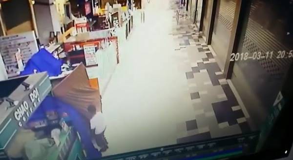 ลักของกลางห้าง