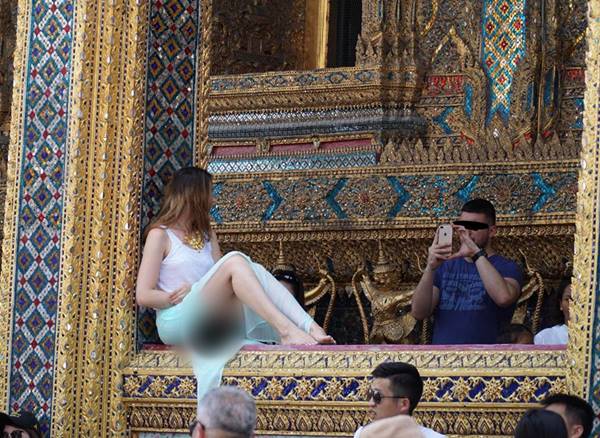 ฝรั่งโพสท่าถ่ายรูปไม่เหมาะสมในวัดพระแก้ว