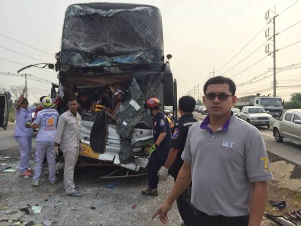 รถบัส 2 ชั้น เสยท้ายสิบล้อ