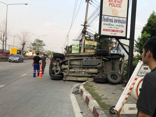  2 กระบะชนกัน