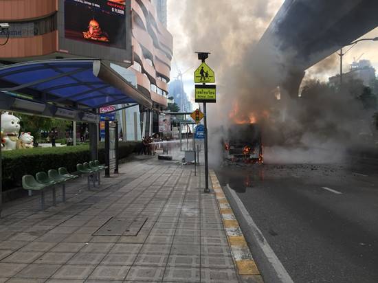 ไฟไหม้หน้าเกตเวย์ เอกมัย