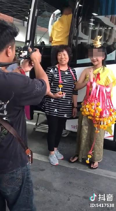 สาวชุดไทยคล้องมาลัยทัวร์จีน