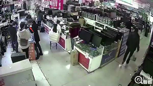 หนุ่มกัดแบต iPhone พิสูจน์ของแท้หรือไม่