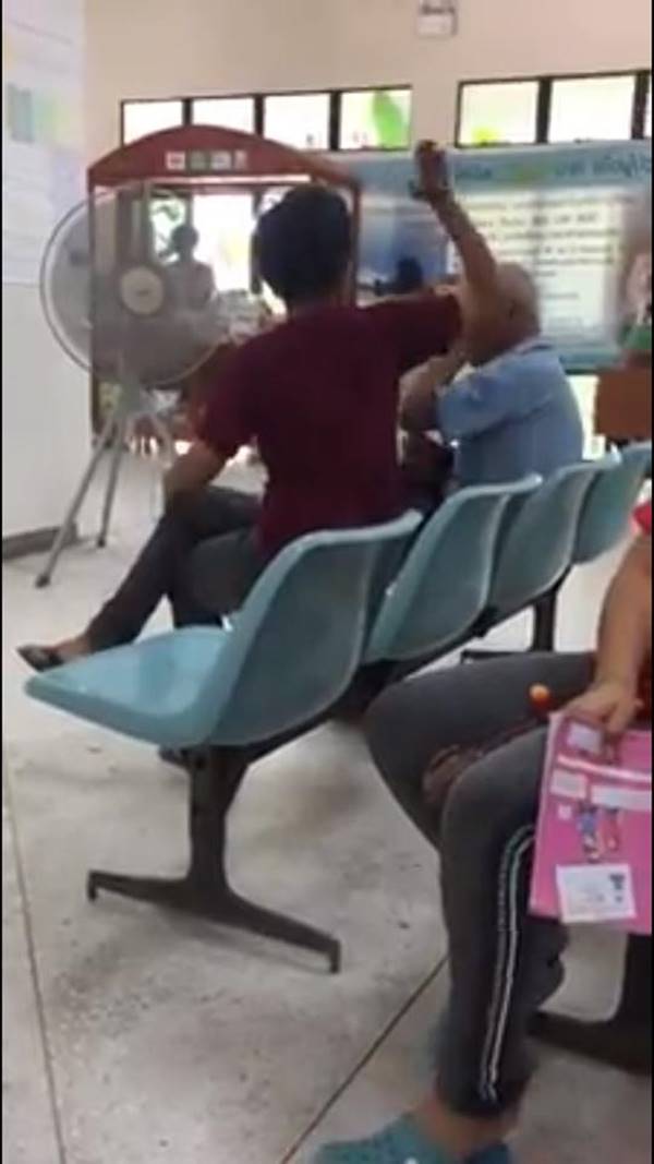 สาวเงี้อมือตบ-ดึงหูชายชรา