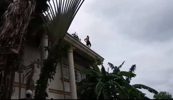 ผัวเมียเปิดเพลงสรรเสริญฯ