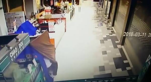 ลักของกลางห้าง