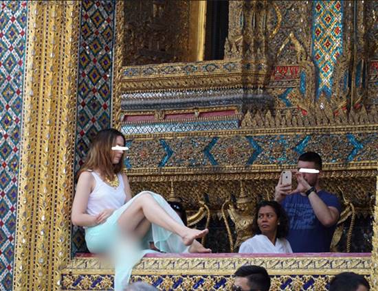 ฝรั่งโพสท่าถ่ายรูปไม่เหมาะสมในวัดพระแก้ว