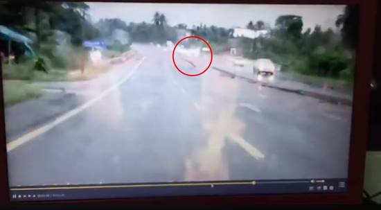 เก๋งเสียหลักข้ามเลน