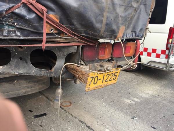 รถบัส 2 ชั้น เสยท้ายสิบล้อ