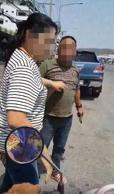 ครอบครัวกระบะรุมเอาเรื่องมอเตอร์ไซค์