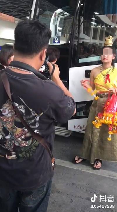 สาวชุดไทยคล้องมาลัยทัวร์จีน