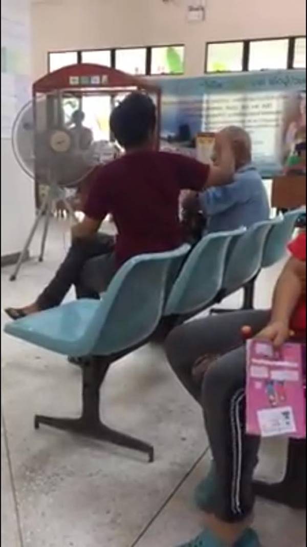 สาวเงี้อมือตบ-ดึงหูชายชรา