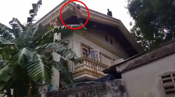 ผัวเมียเปิดเพลงสรรเสริญฯ