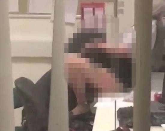 หนุ่ม-สาวแอบเล่นสยิวในห้องทำงาน