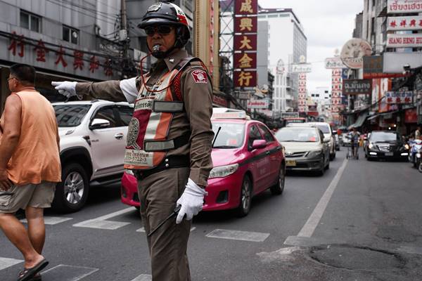 ตำรวจใส่แว่นดำ