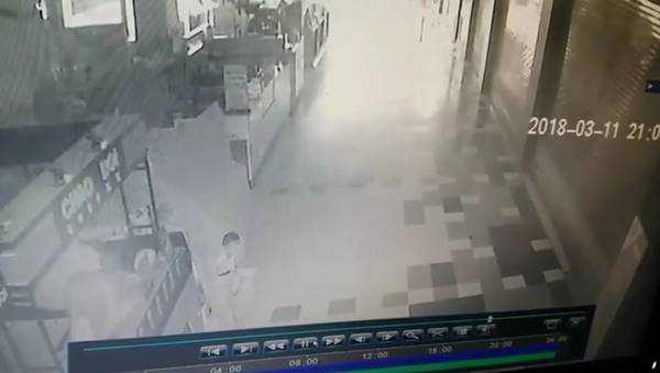 ลักของกลางห้าง