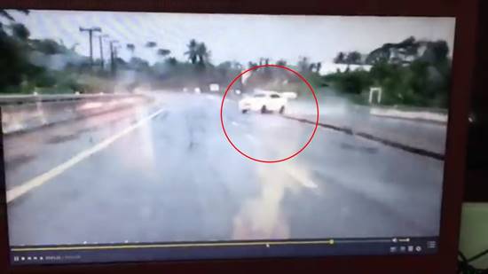 เก๋งเสียหลักข้ามเลน