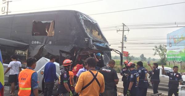 รถบัส 2 ชั้น เสยท้ายสิบล้อ