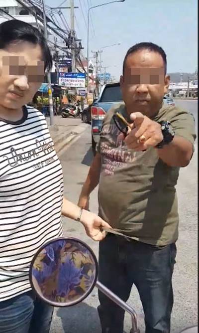 ครอบครัวกระบะรุมเอาเรื่องมอเตอร์ไซค์