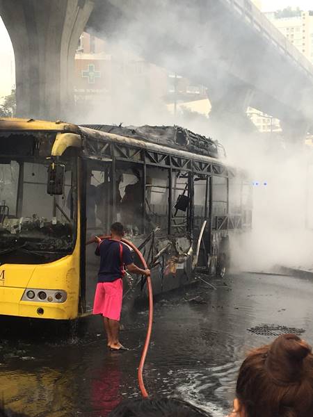 ไฟไหม้หน้าเกตเวย์ เอกมัย