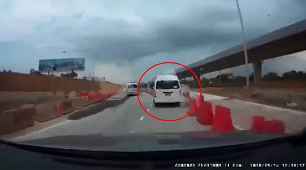 รถตู้นักท่องเที่ยวเสียหลัก