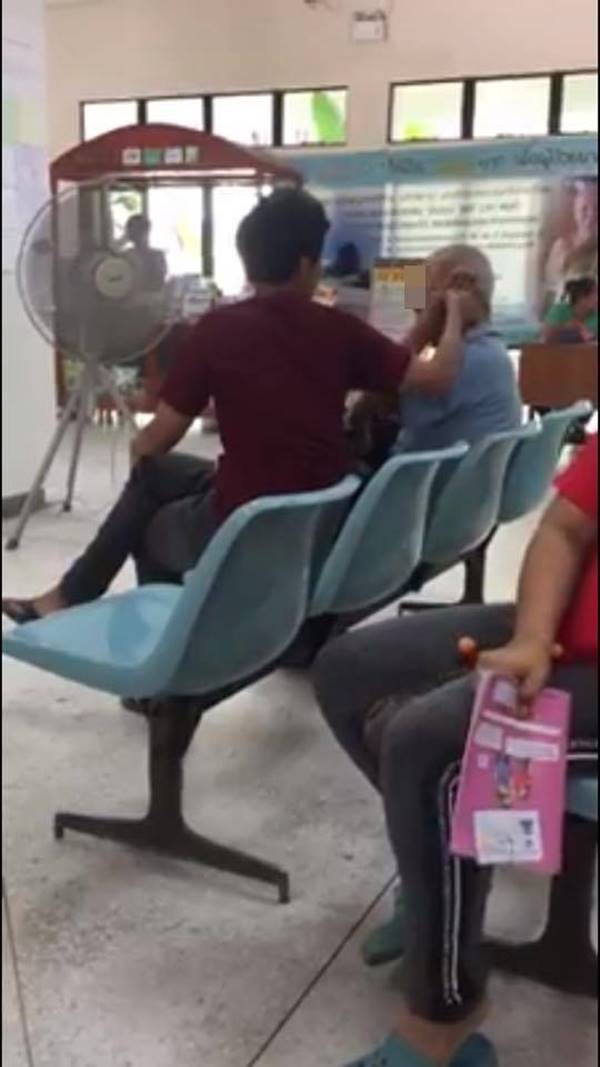 สาวเงี้อมือตบ-ดึงหูชายชรา